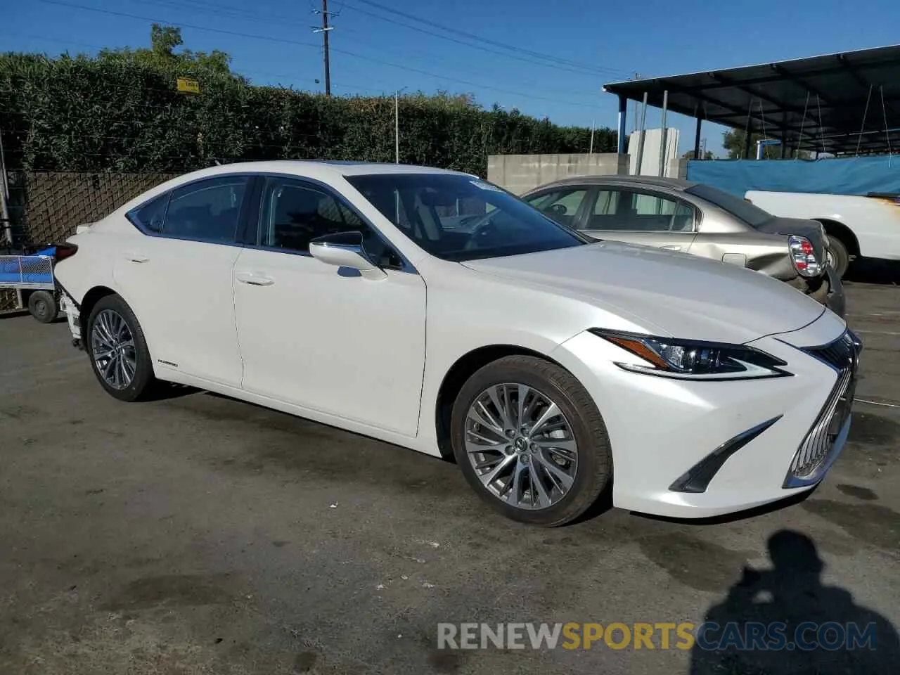 4 Photograph of a damaged car 58ADA1C13MU005124 LEXUS ES300 2021