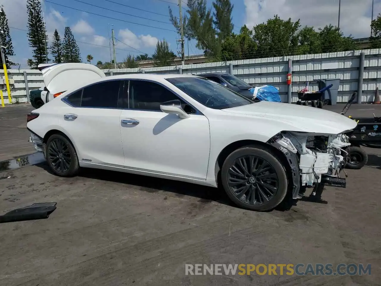 4 Photograph of a damaged car 58ADA1C14MU004967 LEXUS ES300 2021