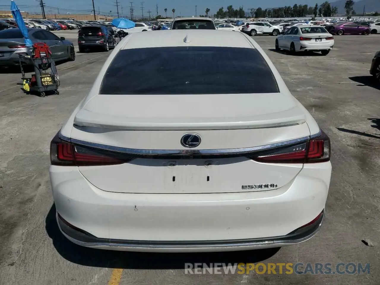 6 Photograph of a damaged car 58ADA1C15MU003150 LEXUS ES300 2021
