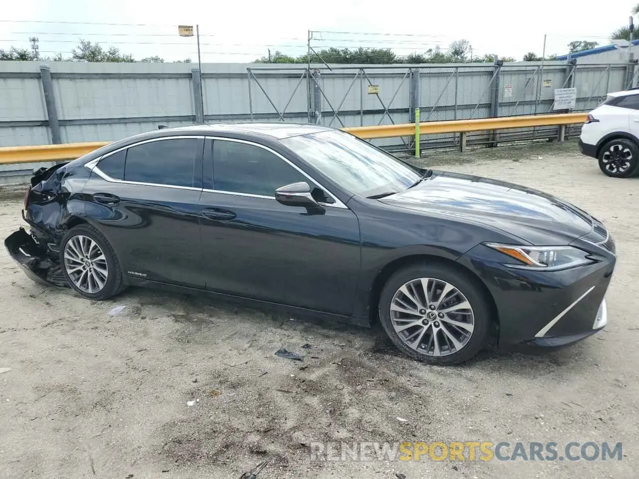 4 Photograph of a damaged car 58ADA1C1XMU011194 LEXUS ES300 2021