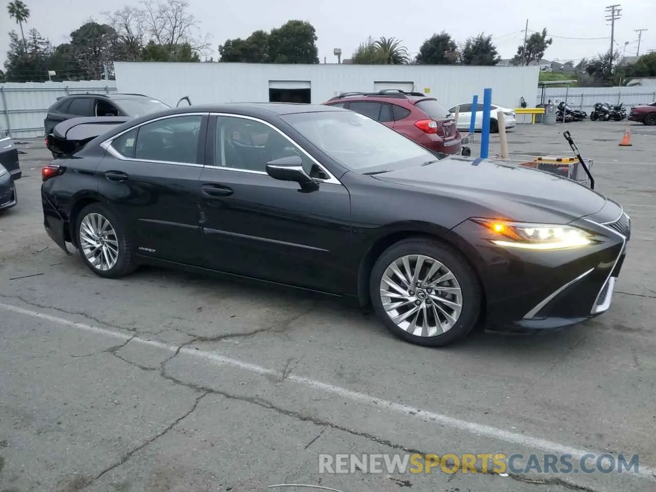 4 Photograph of a damaged car 58AEA1C13MU010134 LEXUS ES300 2021