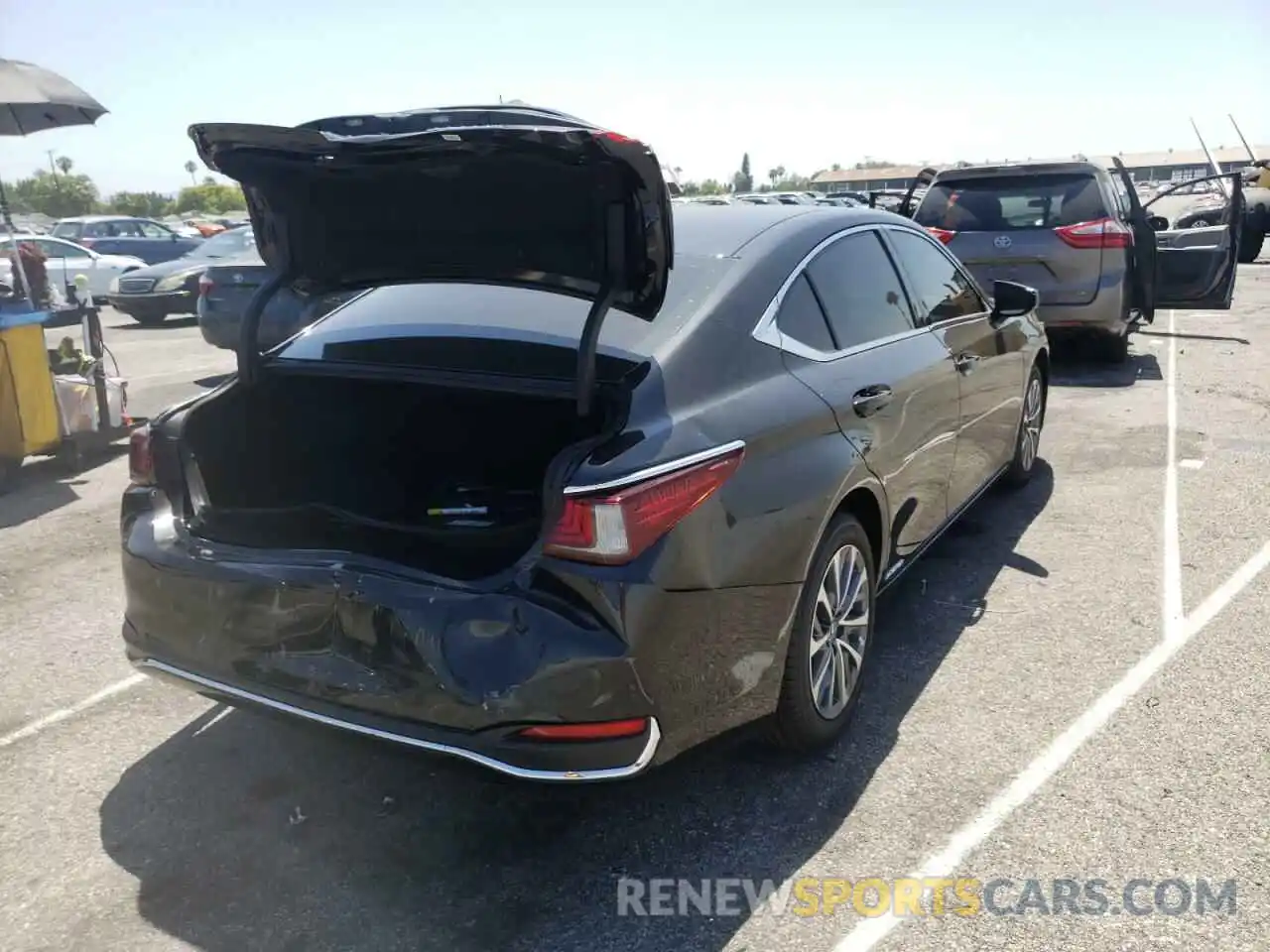 4 Photograph of a damaged car 58ACA1C18NU018321 LEXUS ES300 2022