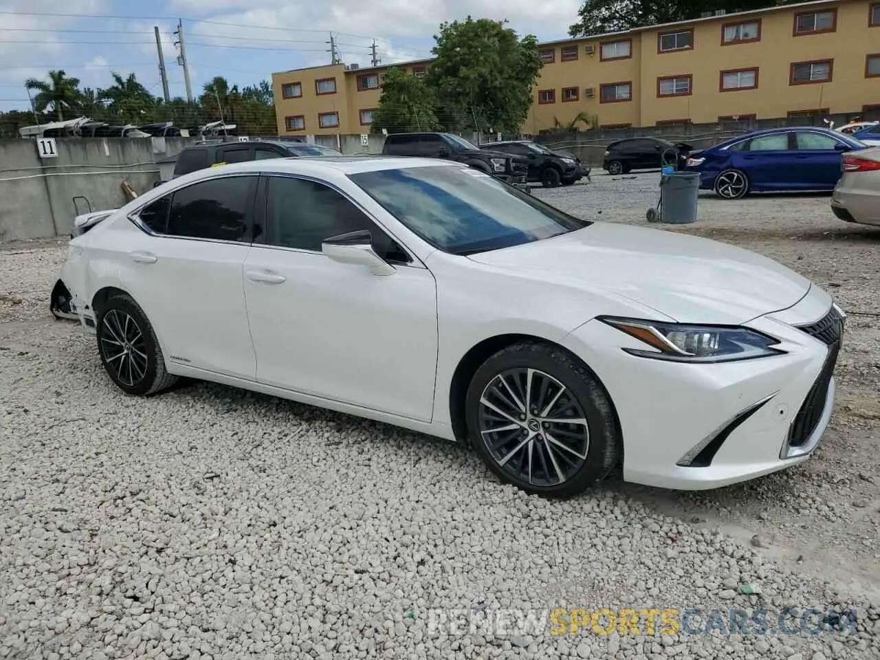 4 Photograph of a damaged car 58ADA1C11NU024224 LEXUS ES300 2022