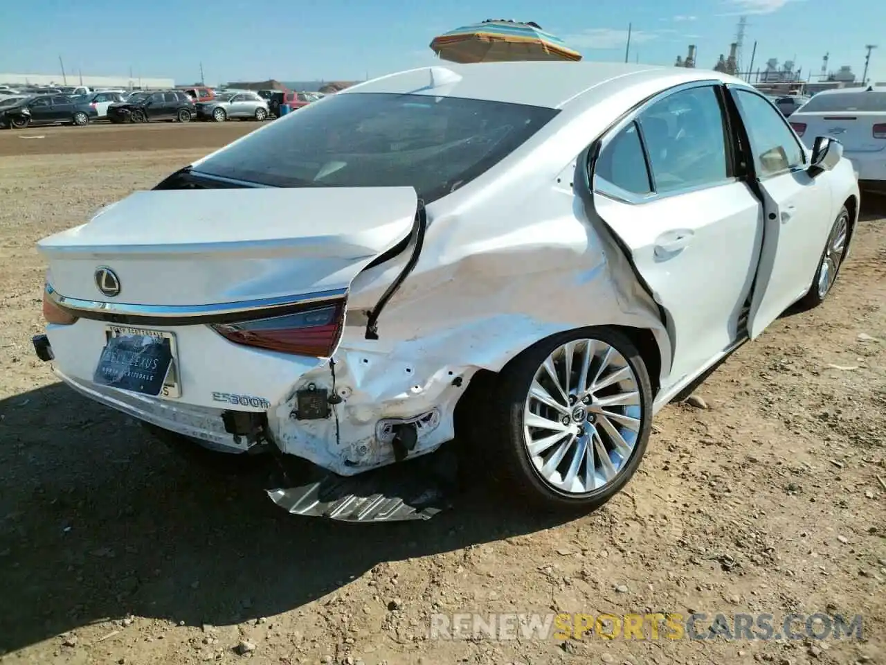 4 Photograph of a damaged car 58AEA1C15NU025588 LEXUS ES300 2022