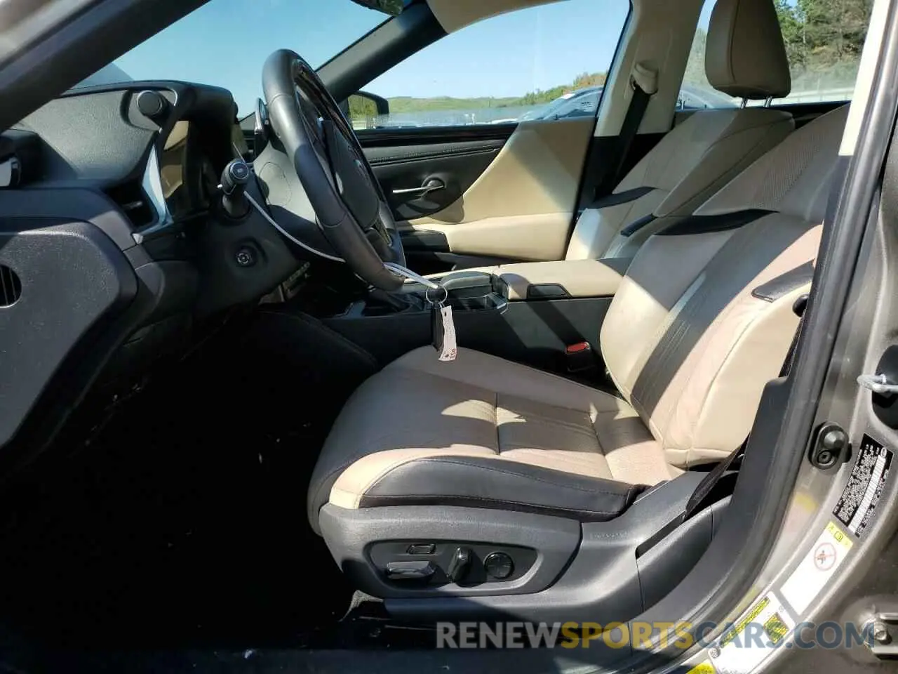 7 Photograph of a damaged car 58ABZ1B12KU017702 LEXUS ES350 2019