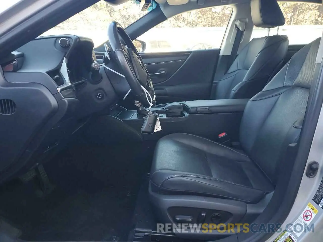 7 Photograph of a damaged car 58ABZ1B12KU040106 LEXUS ES350 2019