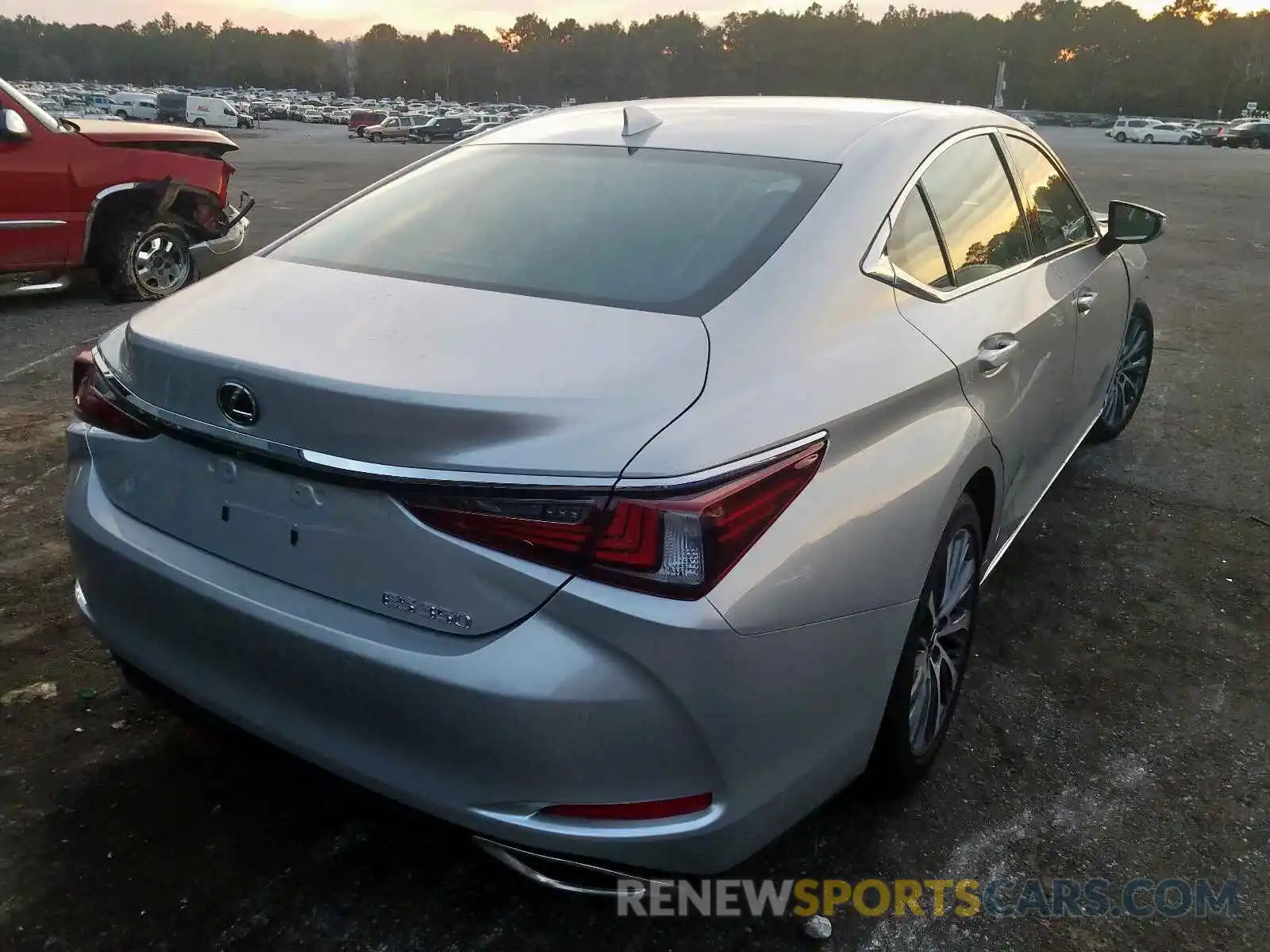 4 Photograph of a damaged car 58ABZ1B13KU018177 LEXUS ES350 2019