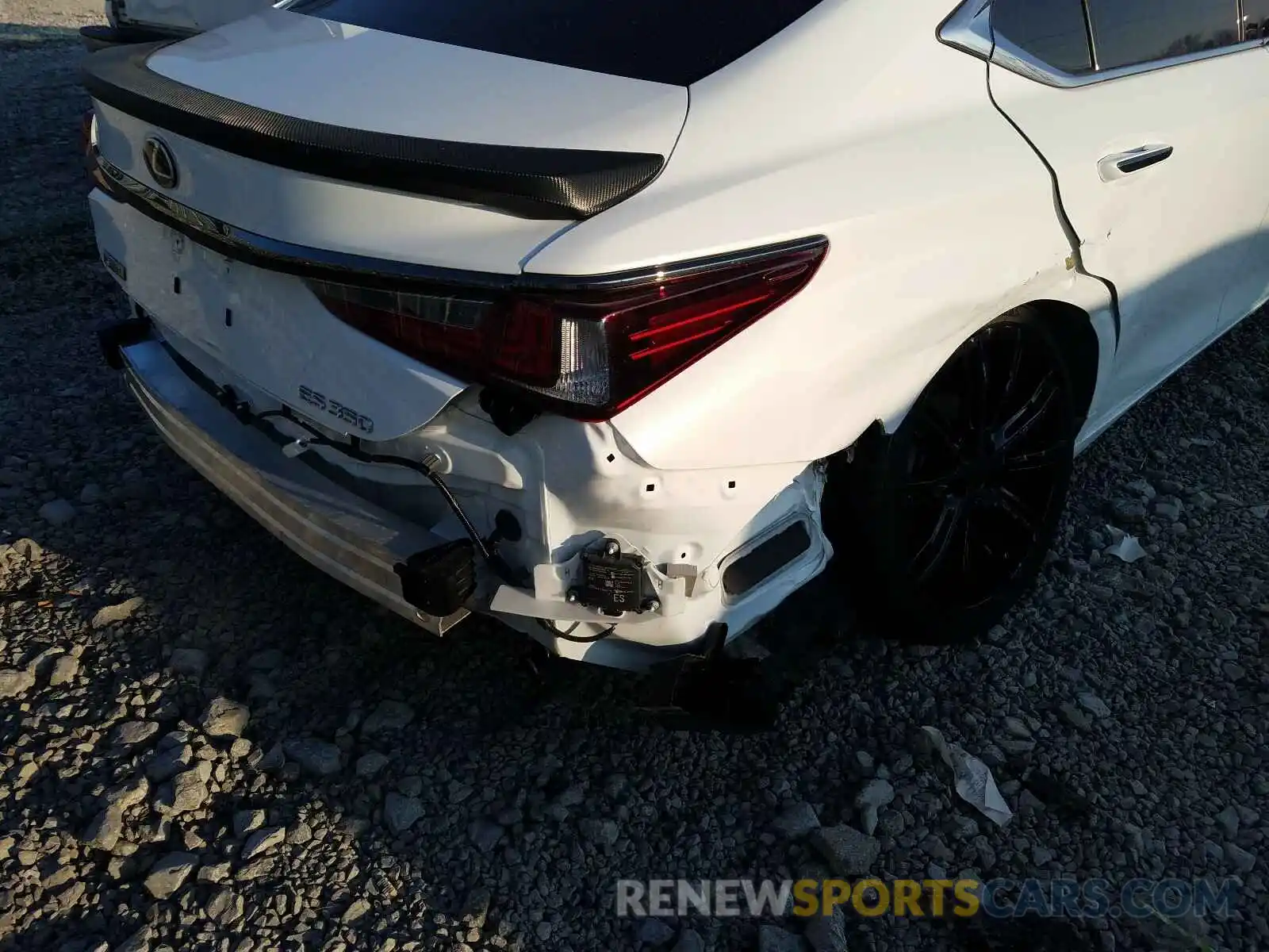 9 Photograph of a damaged car 58ABZ1B14KU042228 LEXUS ES350 2019