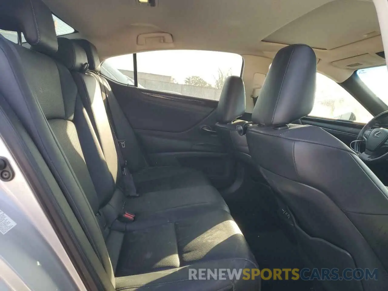 10 Photograph of a damaged car 58ABZ1B15KU008329 LEXUS ES350 2019