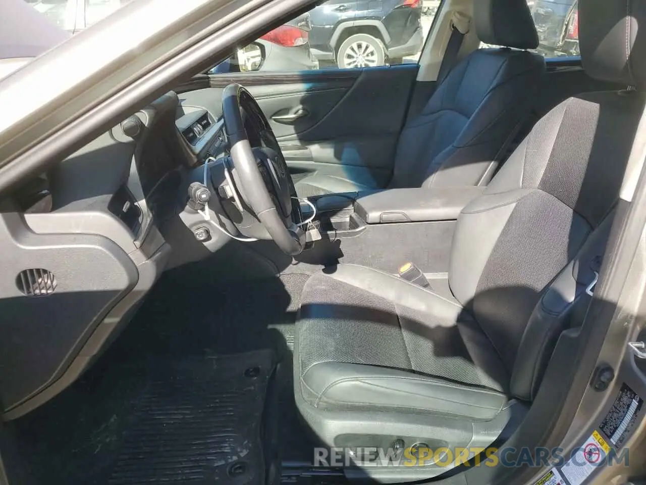 7 Photograph of a damaged car 58ABZ1B16KU040402 LEXUS ES350 2019