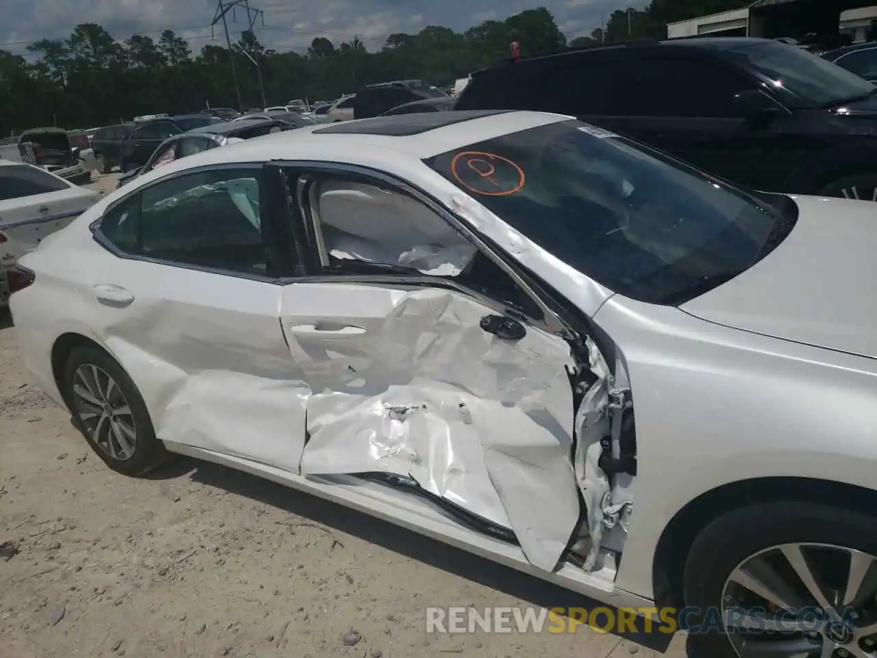 9 Photograph of a damaged car 58ABZ1B17KU020952 LEXUS ES350 2019