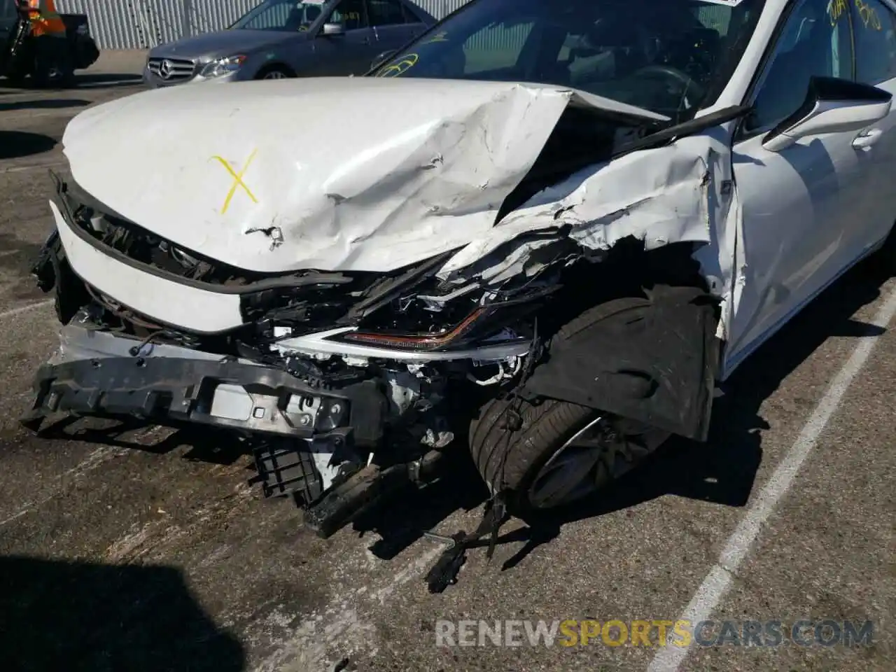 9 Photograph of a damaged car 58ABZ1B1XKU009718 LEXUS ES350 2019