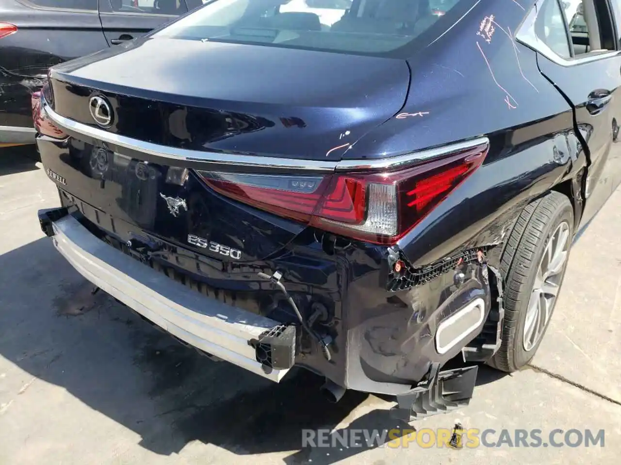 9 Photograph of a damaged car 58ABZ1B1XKU051211 LEXUS ES350 2019