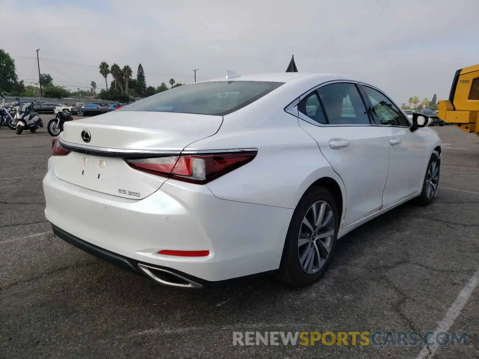 4 Photograph of a damaged car 58ADZ1B10LU058484 LEXUS ES350 2020