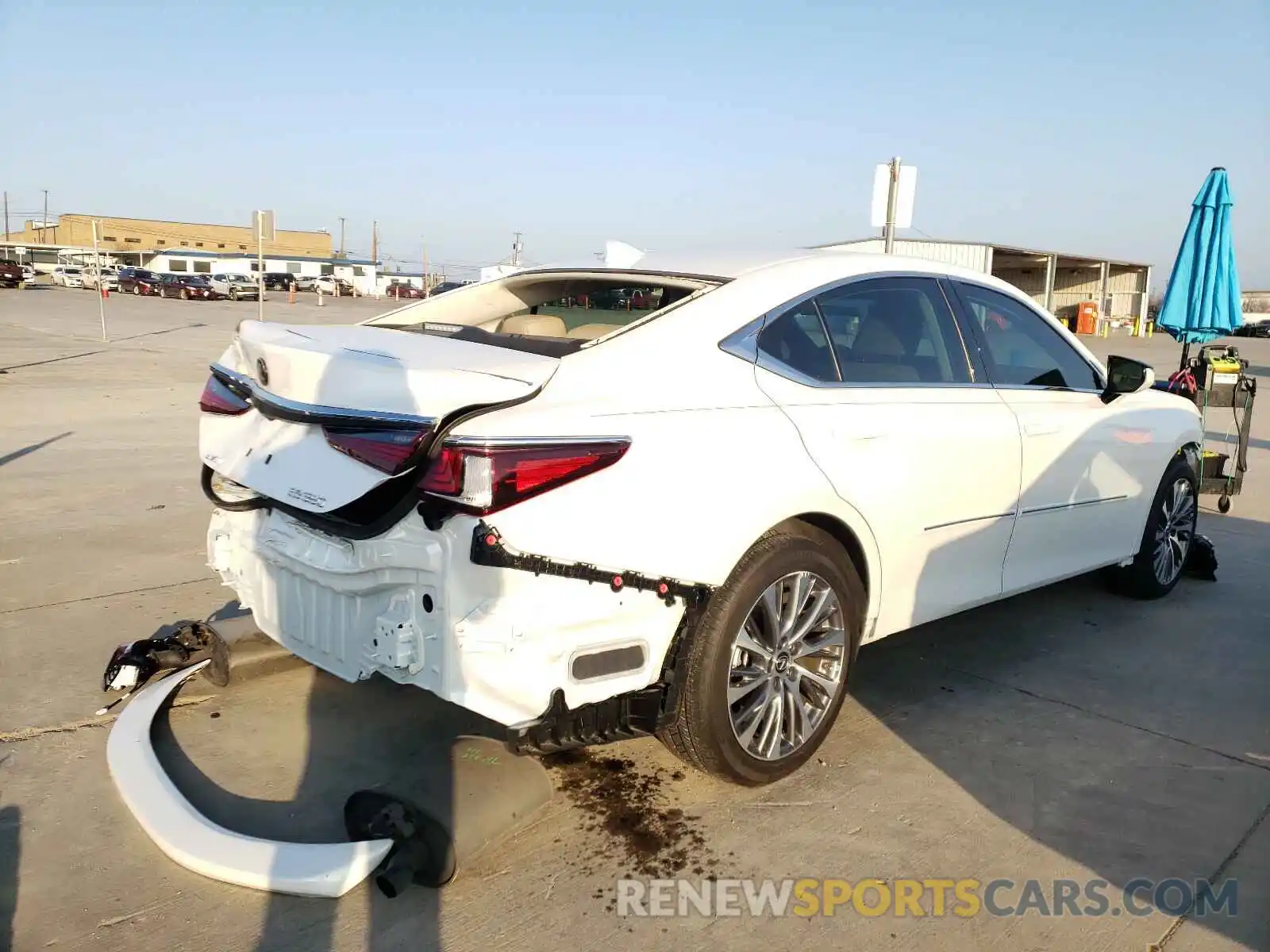 4 Photograph of a damaged car 58ADZ1B17LU064055 LEXUS ES350 2020