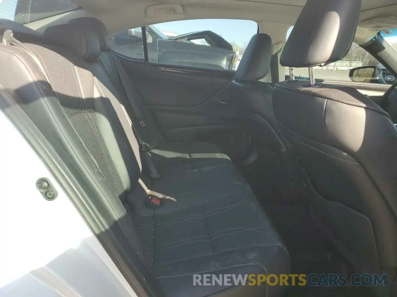 10 Photograph of a damaged car 58AEZ1B11LU058384 LEXUS ES350 2020
