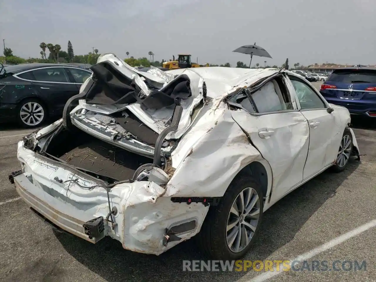 4 Photograph of a damaged car 58ACZ1B11MU086114 LEXUS ES350 2021