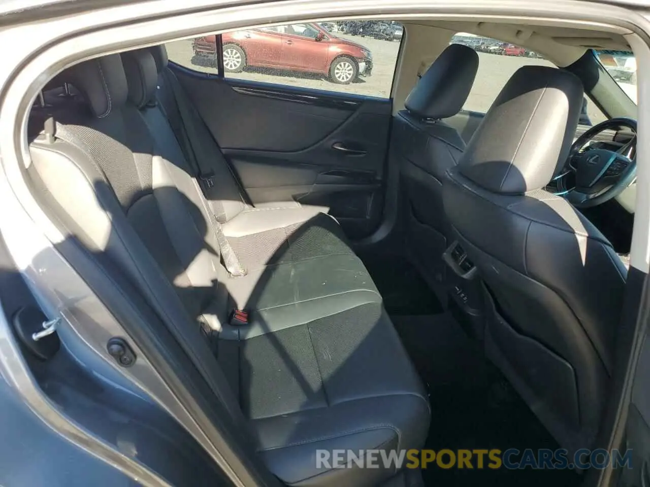 10 Photograph of a damaged car 58ADZ1B13MU082893 LEXUS ES350 2021
