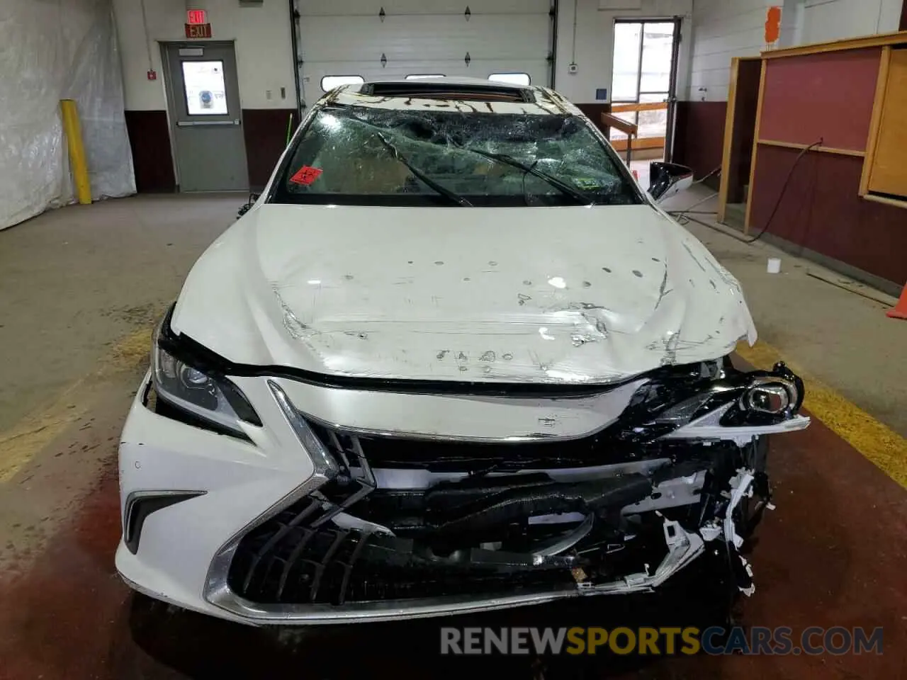 5 Photograph of a damaged car 58ADZ1B10NU136071 LEXUS ES350 2022