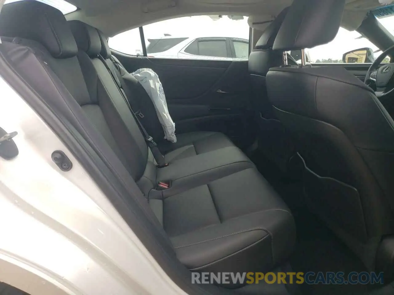 10 Photograph of a damaged car 58ADZ1B17NU123334 LEXUS ES350 2022