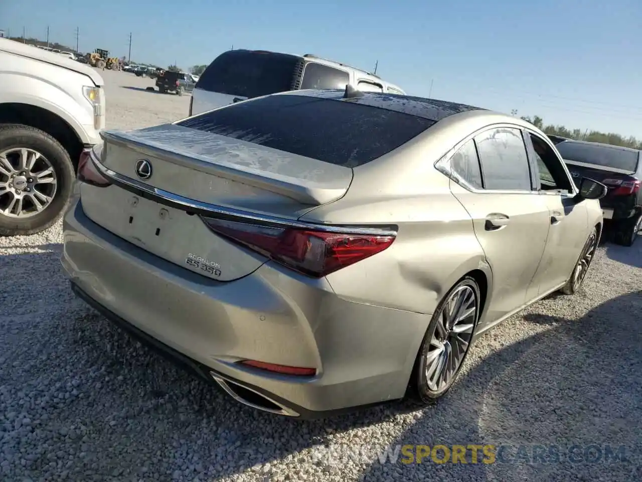 4 Photograph of a damaged car 58AFZ1B18NU134058 LEXUS ES350 2022