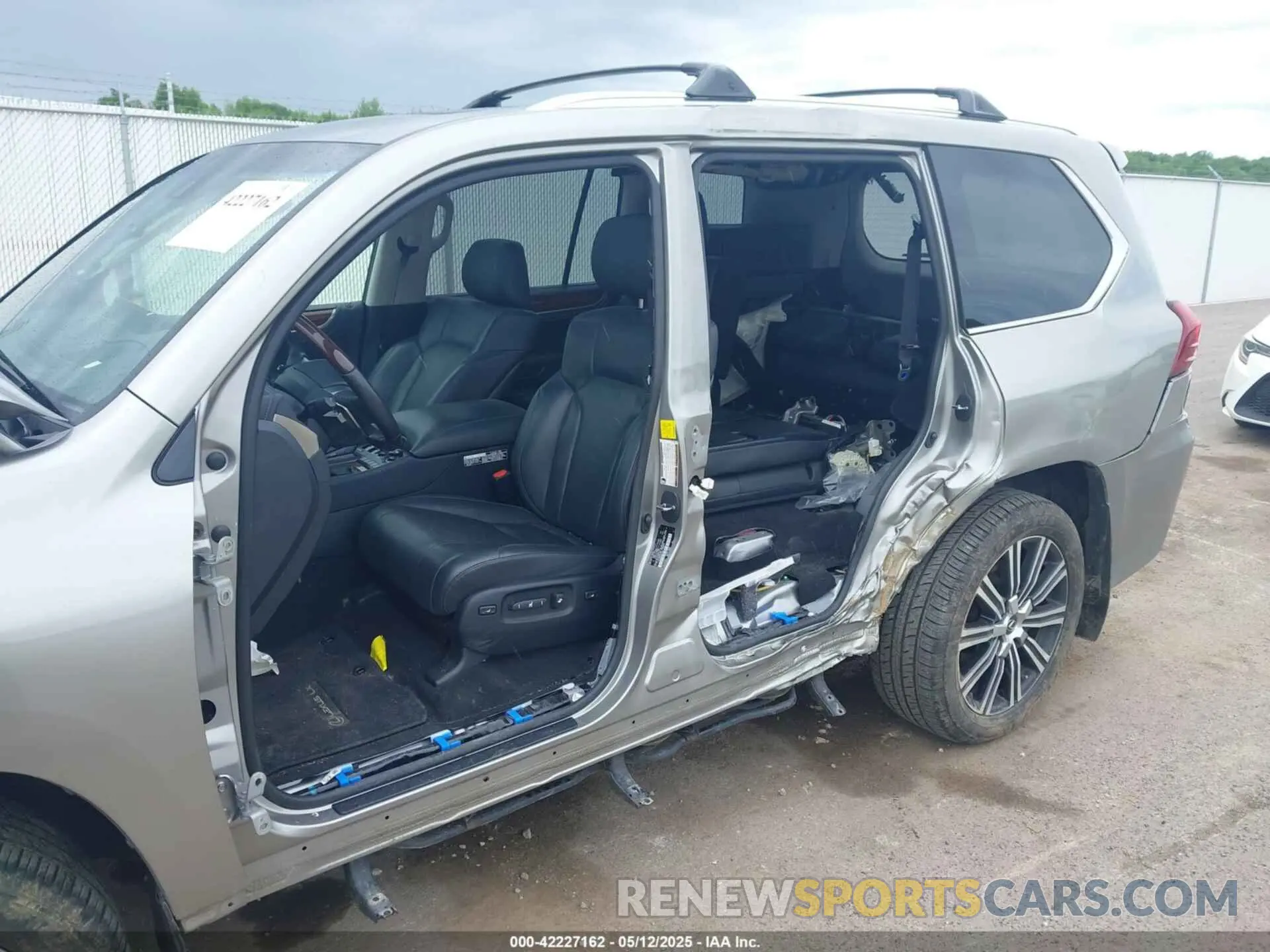 6 Photograph of a damaged car JTJDY7AX8L4321003 LEXUS LX 570 2020