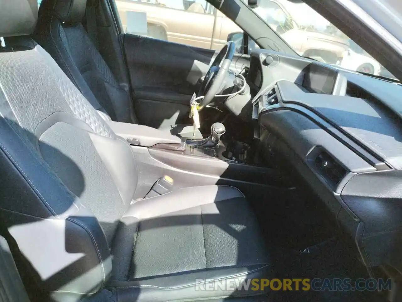 5 Photograph of a damaged car JTHY3JBH8K2013992 LEXUS UX 200 2019