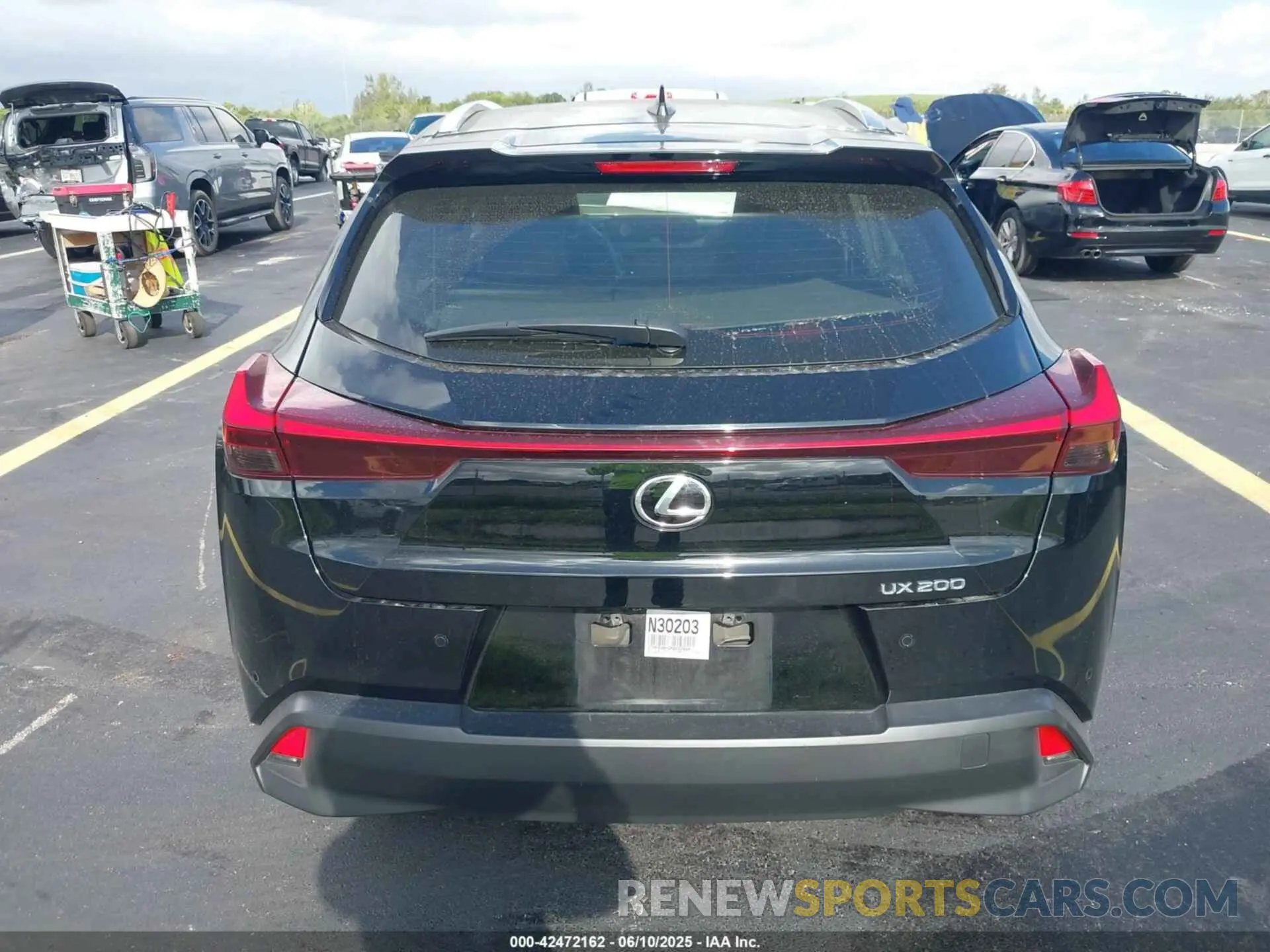 16 Photograph of a damaged car JTHP3JBH3M2032884 LEXUS UX 200 2021