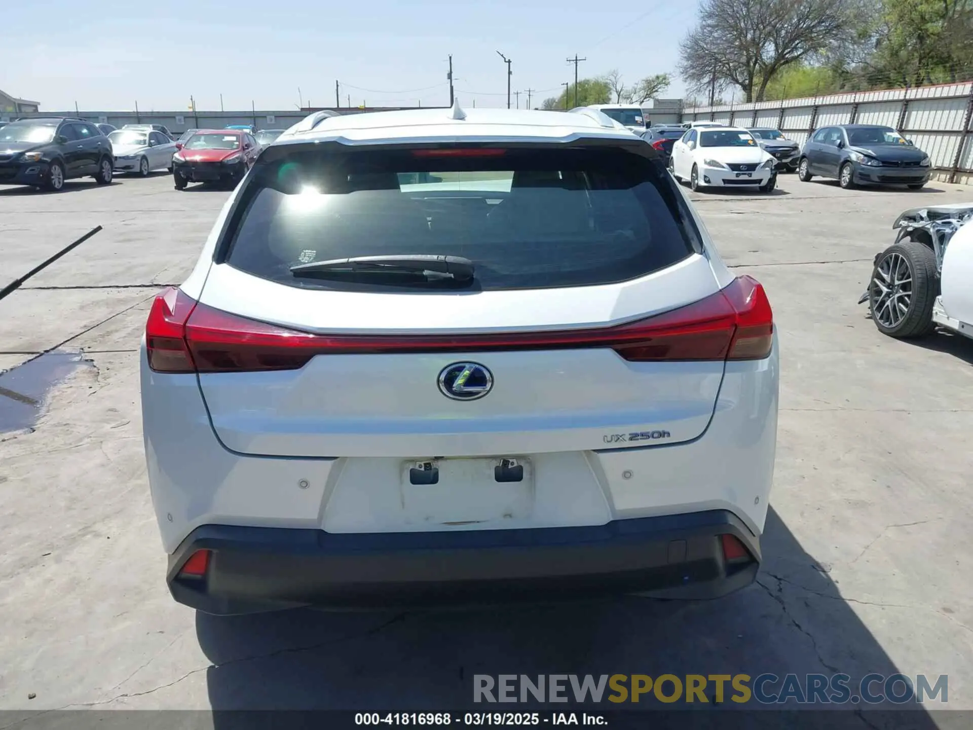 17 Photograph of a damaged car JTHP9JBH6L2031919 LEXUS UX 250H 2020