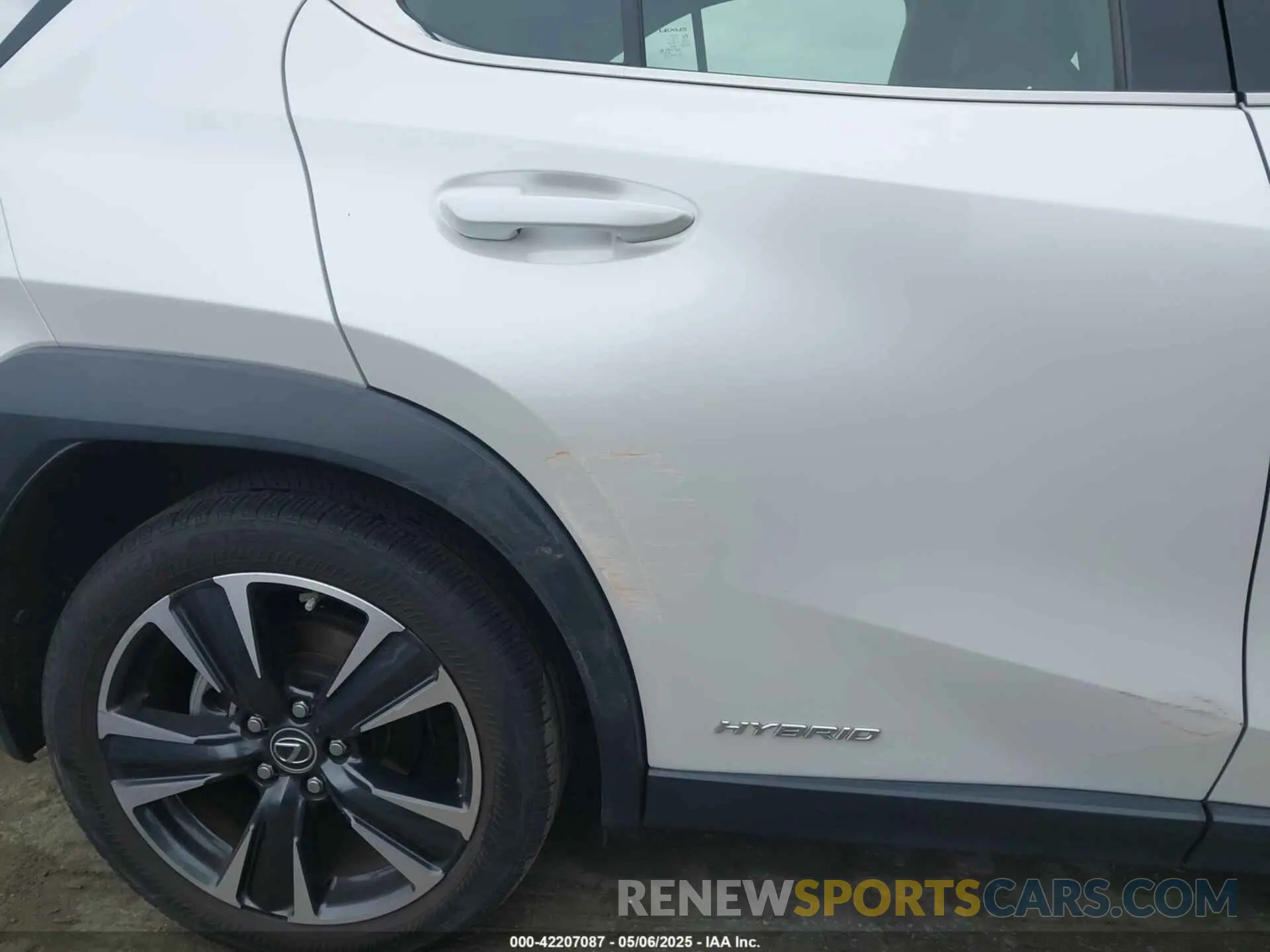 19 Photograph of a damaged car JTHX9JBH5M2038636 LEXUS UX 250H 2021