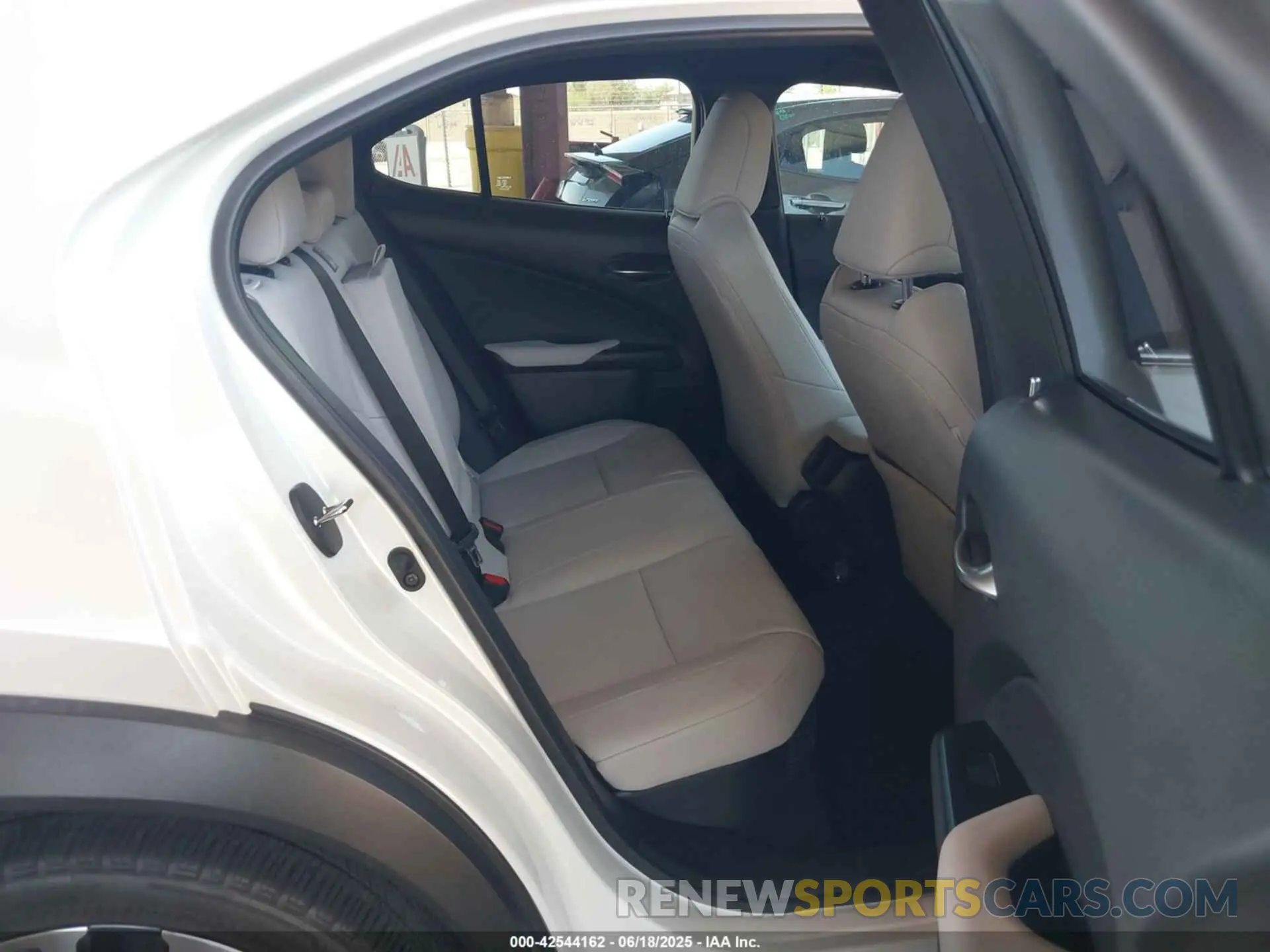 8 Photograph of a damaged car JTHX9JBH1N2062367 LEXUS UX 250H 2022