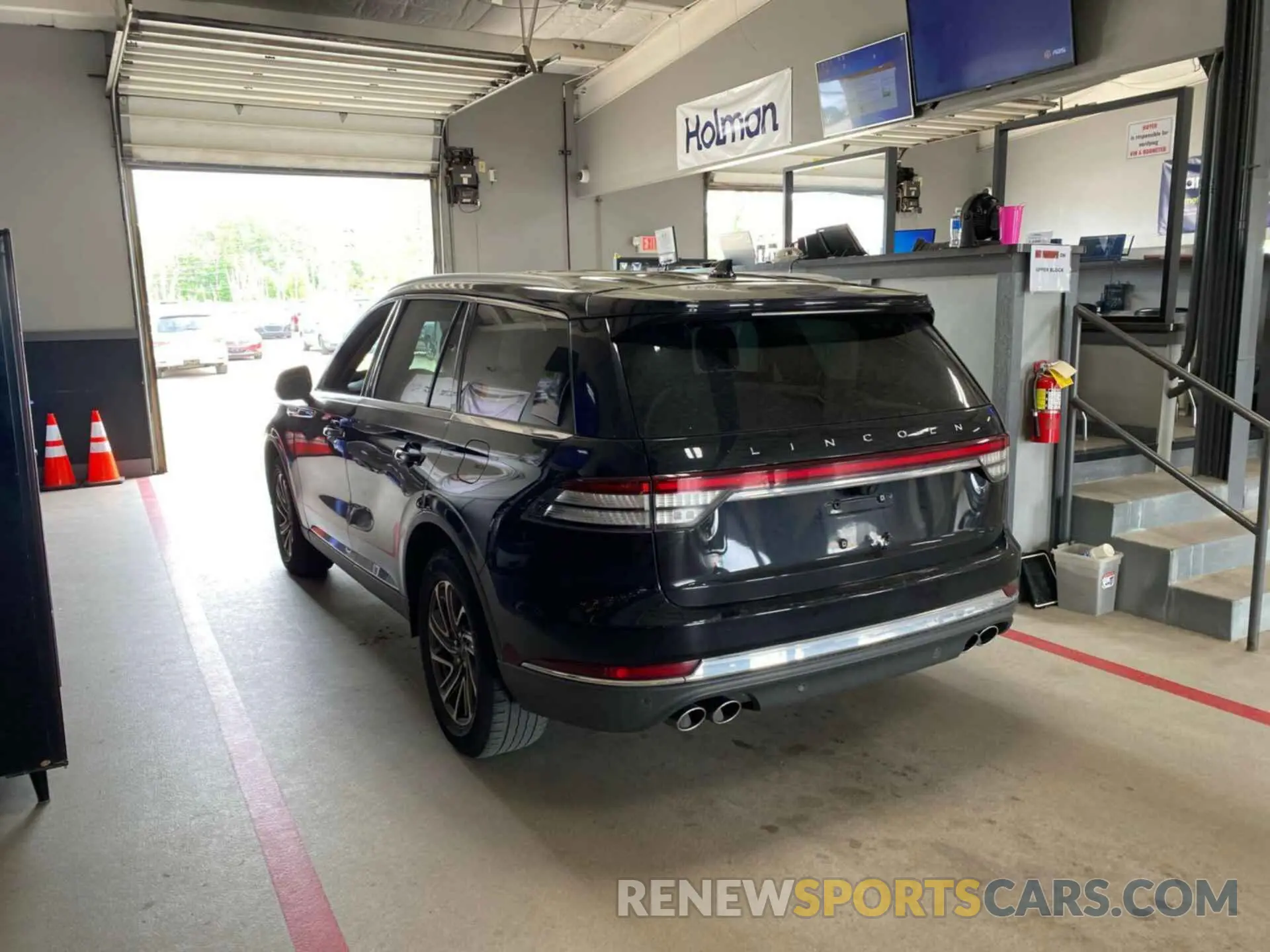 4 Photograph of a damaged car 5LM5J6XC9LGL25126 LINCOLN AVIATOR 2020