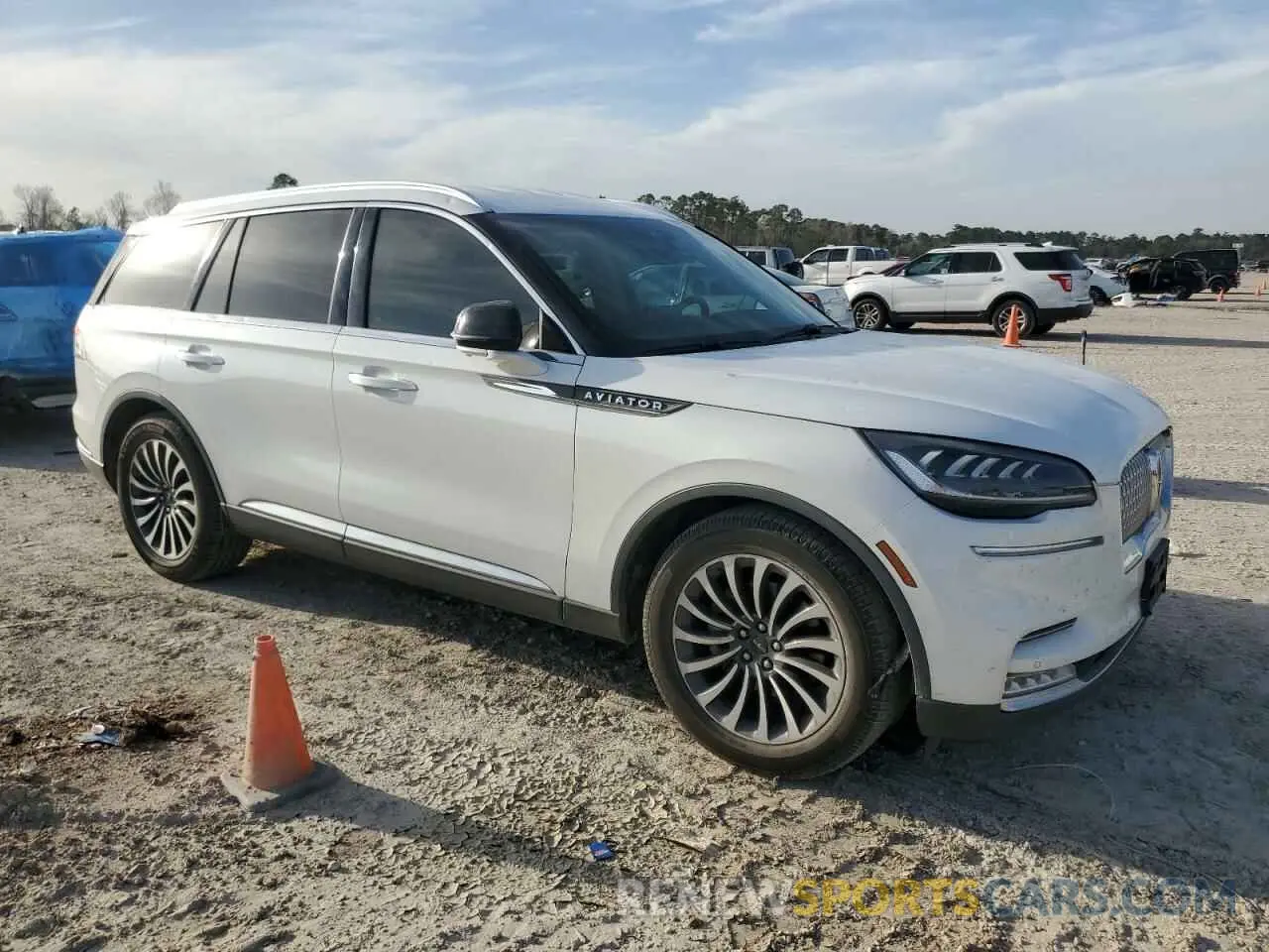 4 Photograph of a damaged car 5LM5J7WC1LGL27010 LINCOLN AVIATOR 2020