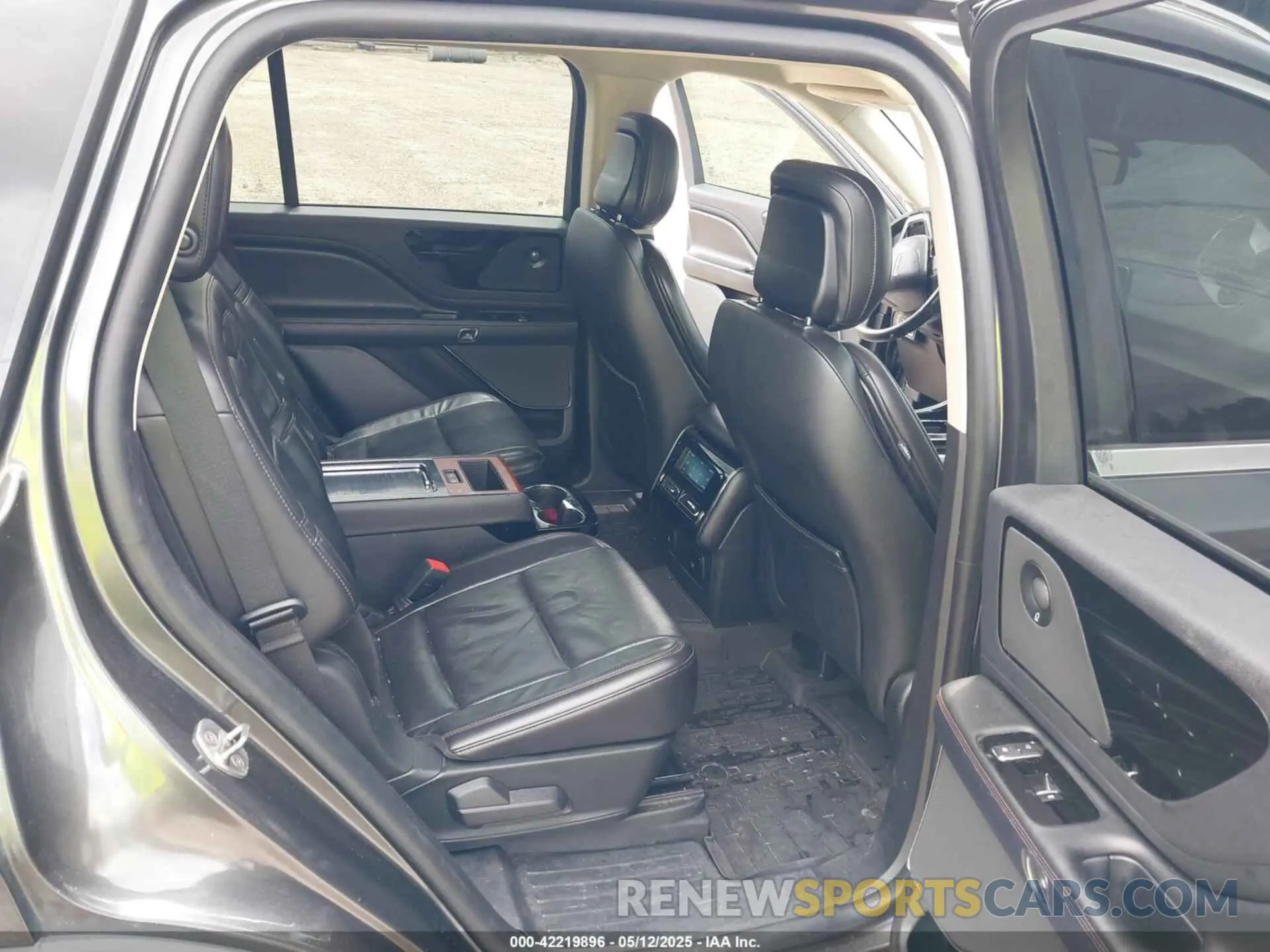 8 Photograph of a damaged car 5LM5J7WC2LGL17926 LINCOLN AVIATOR 2020