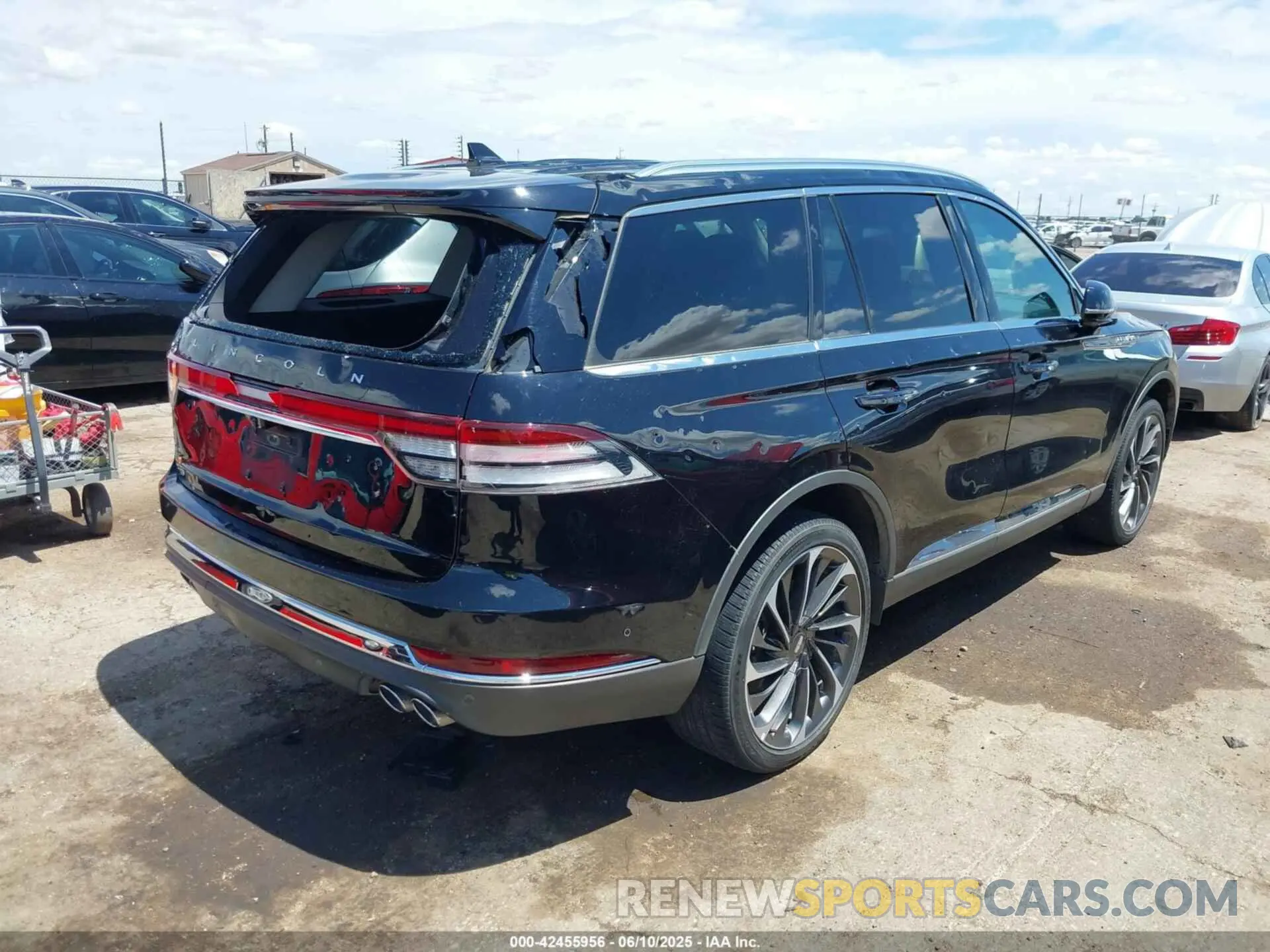 4 Photograph of a damaged car 5LM5J7XC0LGL00556 LINCOLN AVIATOR 2020