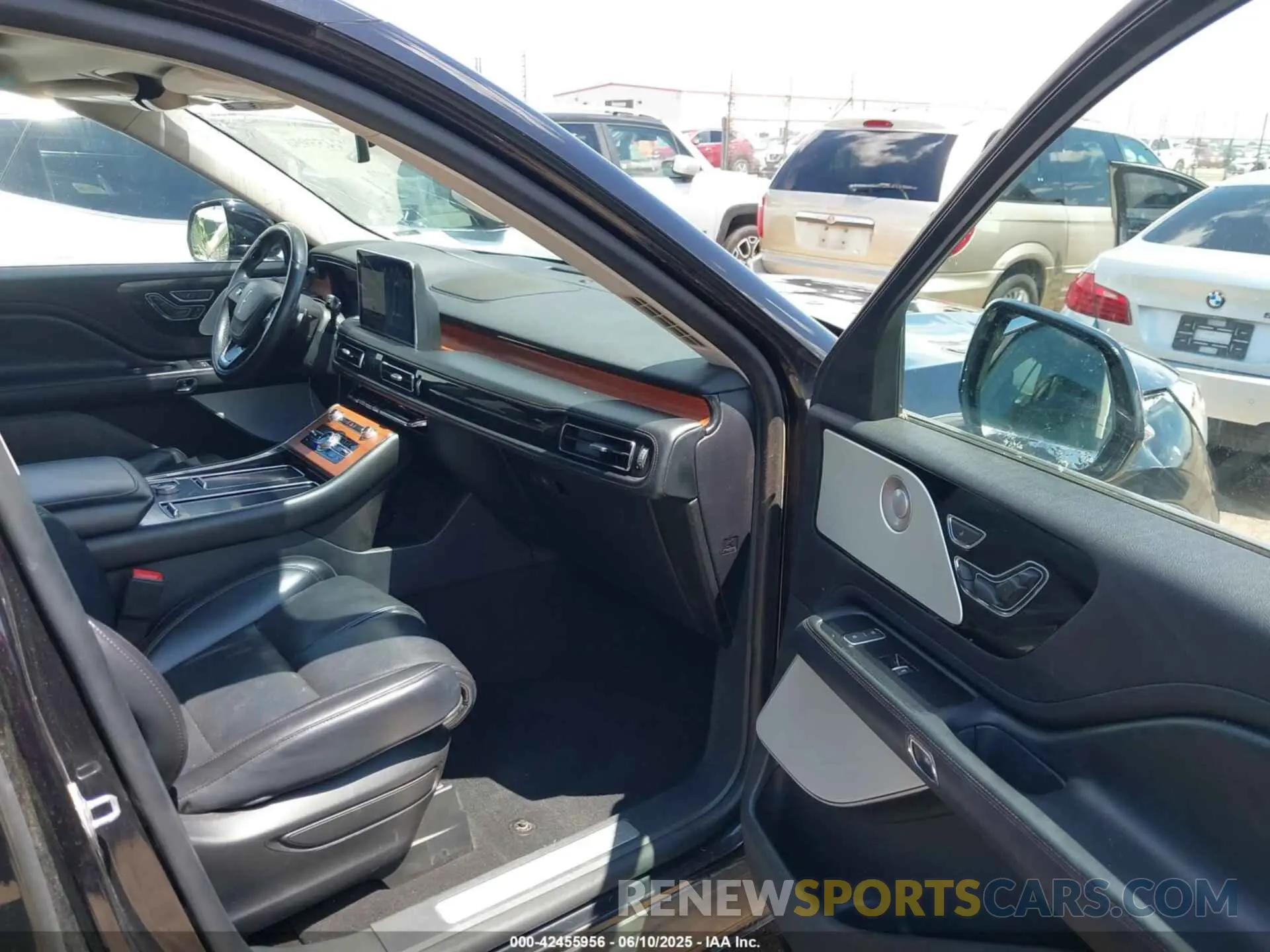 5 Photograph of a damaged car 5LM5J7XC0LGL00556 LINCOLN AVIATOR 2020