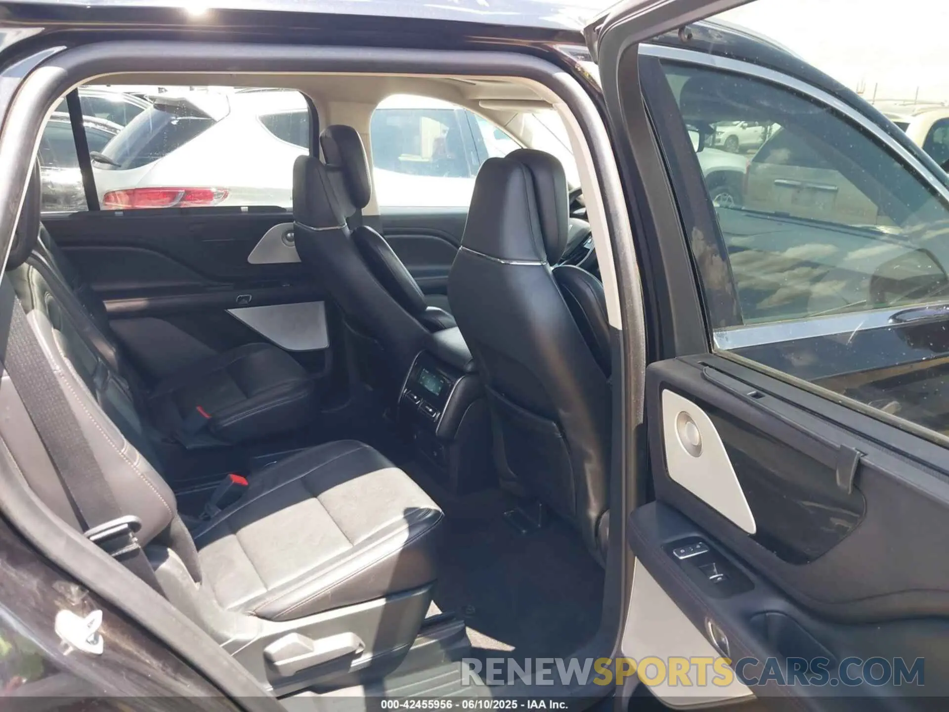 8 Photograph of a damaged car 5LM5J7XC0LGL00556 LINCOLN AVIATOR 2020