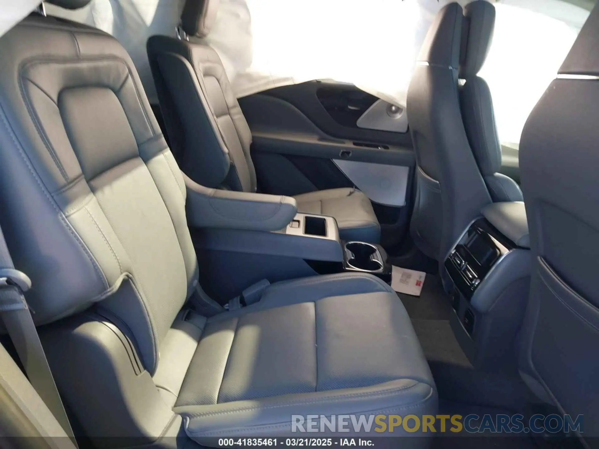 8 Photograph of a damaged car 5LM5J7XC0LGL22461 LINCOLN AVIATOR 2020