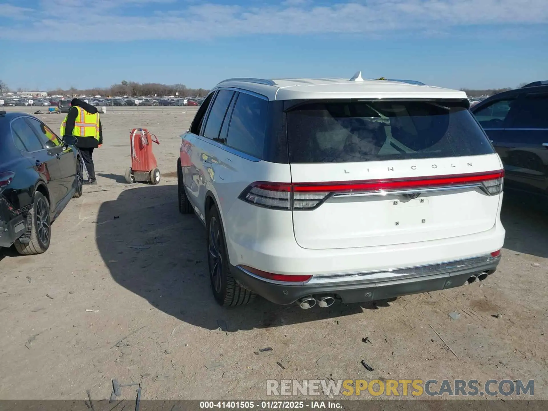 3 Photograph of a damaged car 5LM5J7XC2LGL14300 LINCOLN AVIATOR 2020