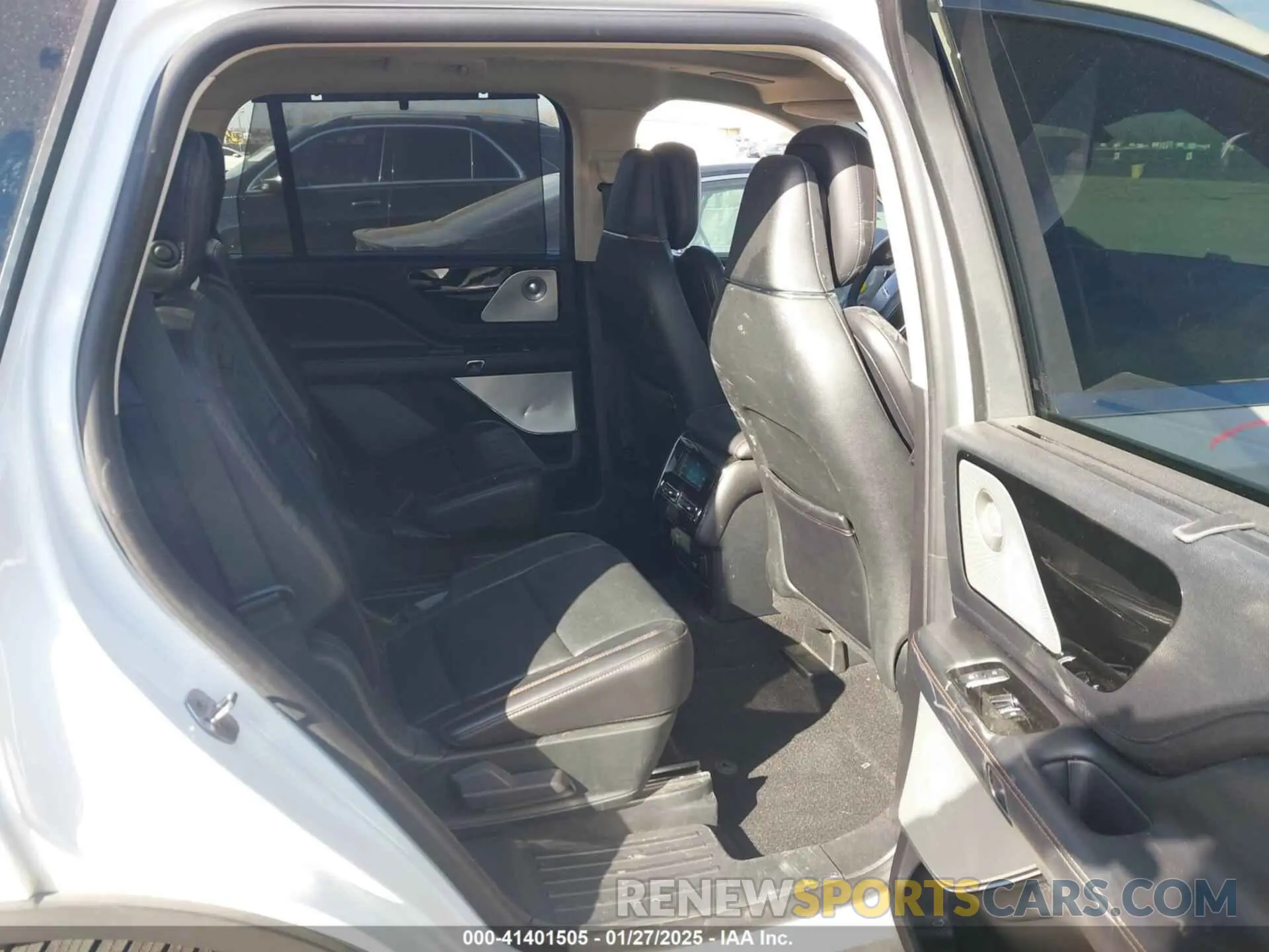 8 Photograph of a damaged car 5LM5J7XC2LGL14300 LINCOLN AVIATOR 2020