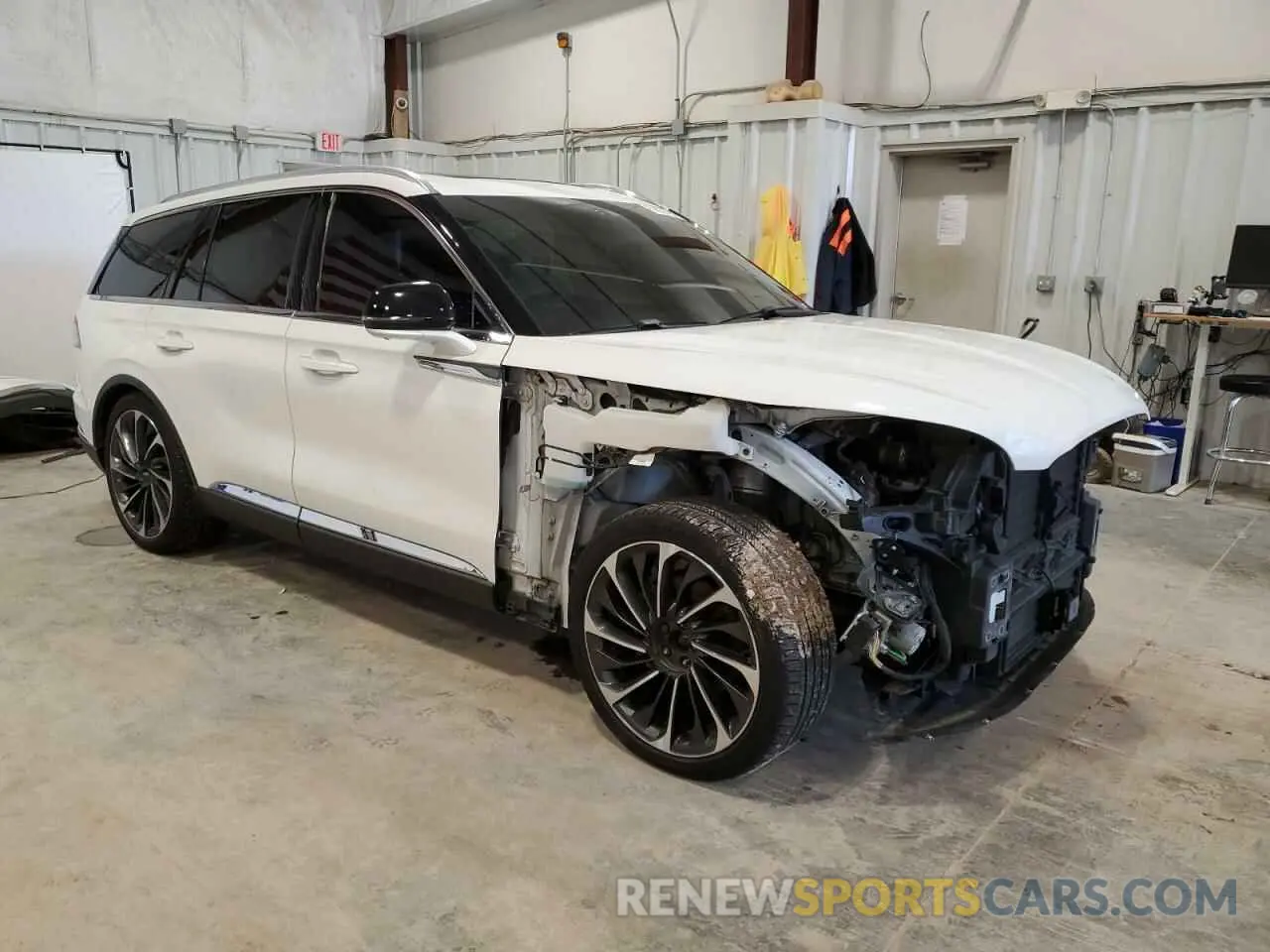 4 Photograph of a damaged car 5LM5J7XC3LGL06805 LINCOLN AVIATOR 2020