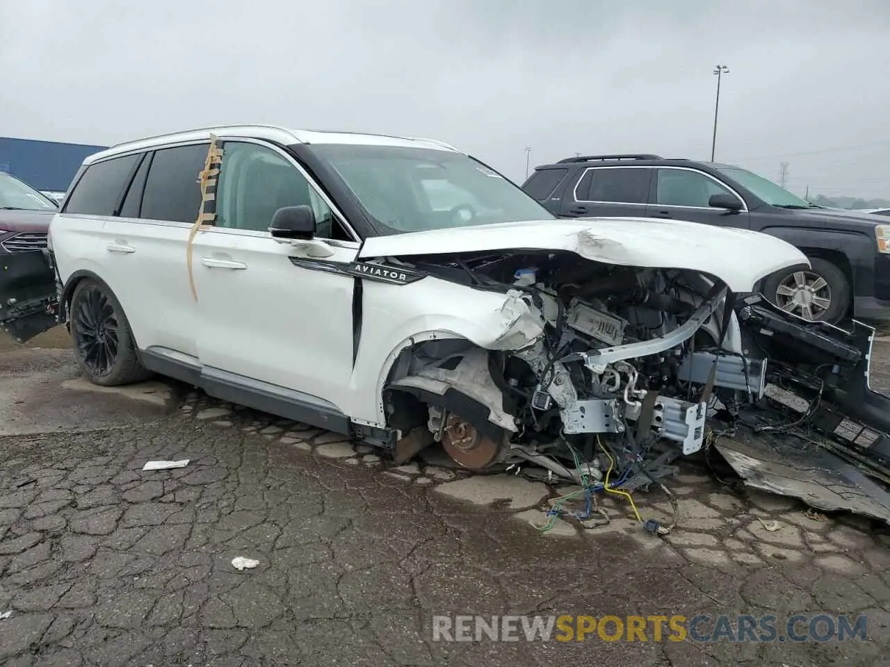 4 Photograph of a damaged car 5LM5J7XC6LGL29401 LINCOLN AVIATOR 2020