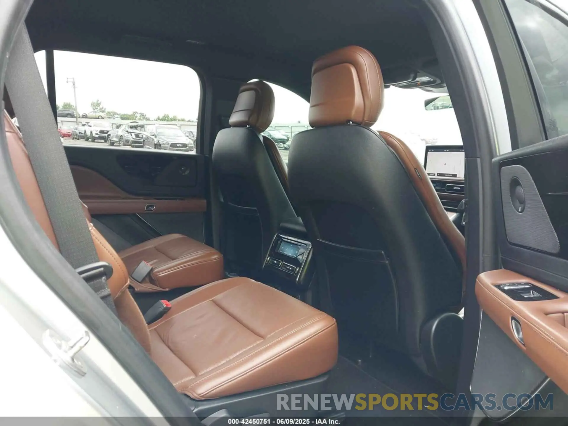 8 Photograph of a damaged car 5LM5J7XC7LGL15541 LINCOLN AVIATOR 2020