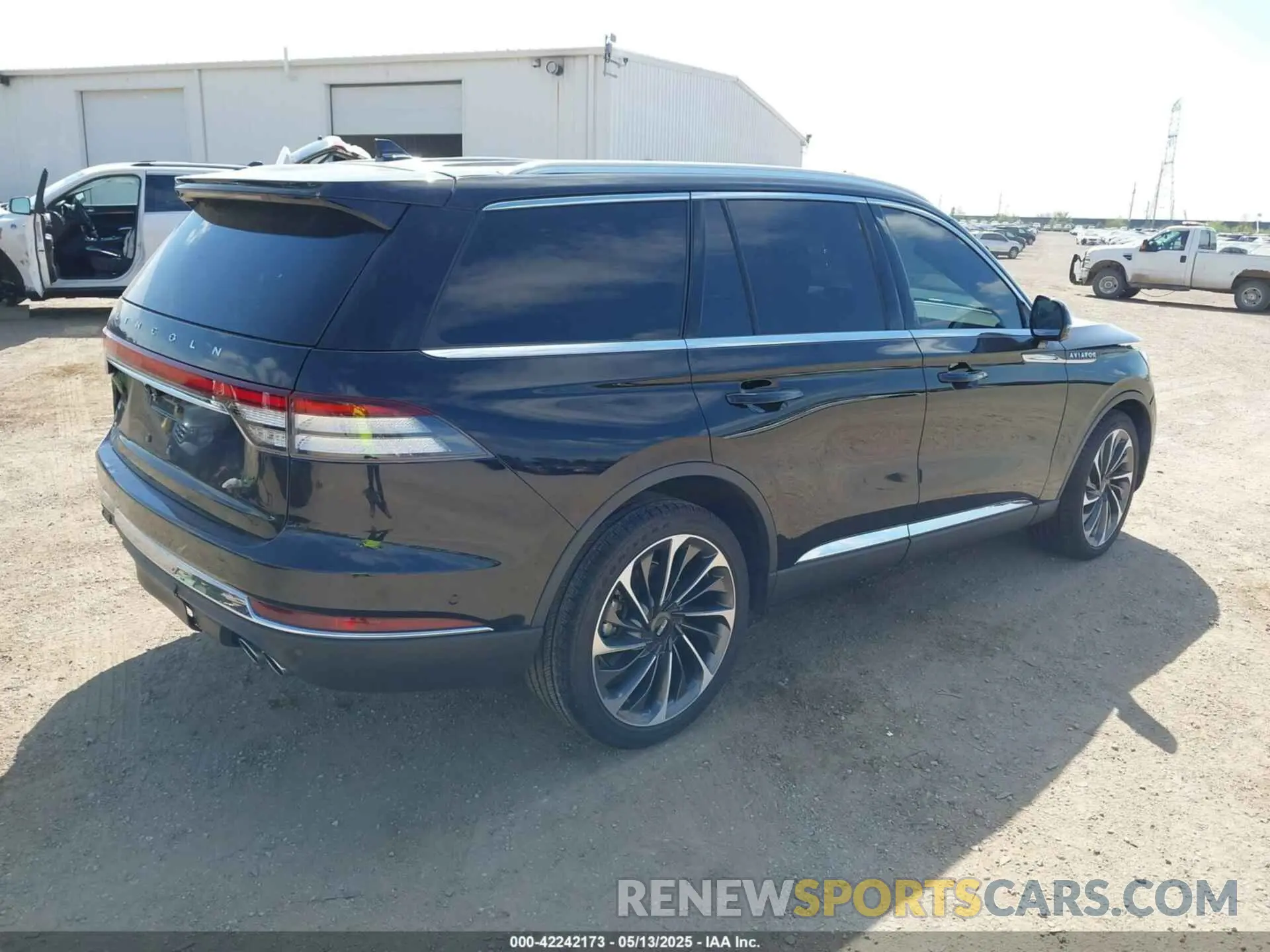 4 Photograph of a damaged car 5LM5J7XC7LGL37068 LINCOLN AVIATOR 2020