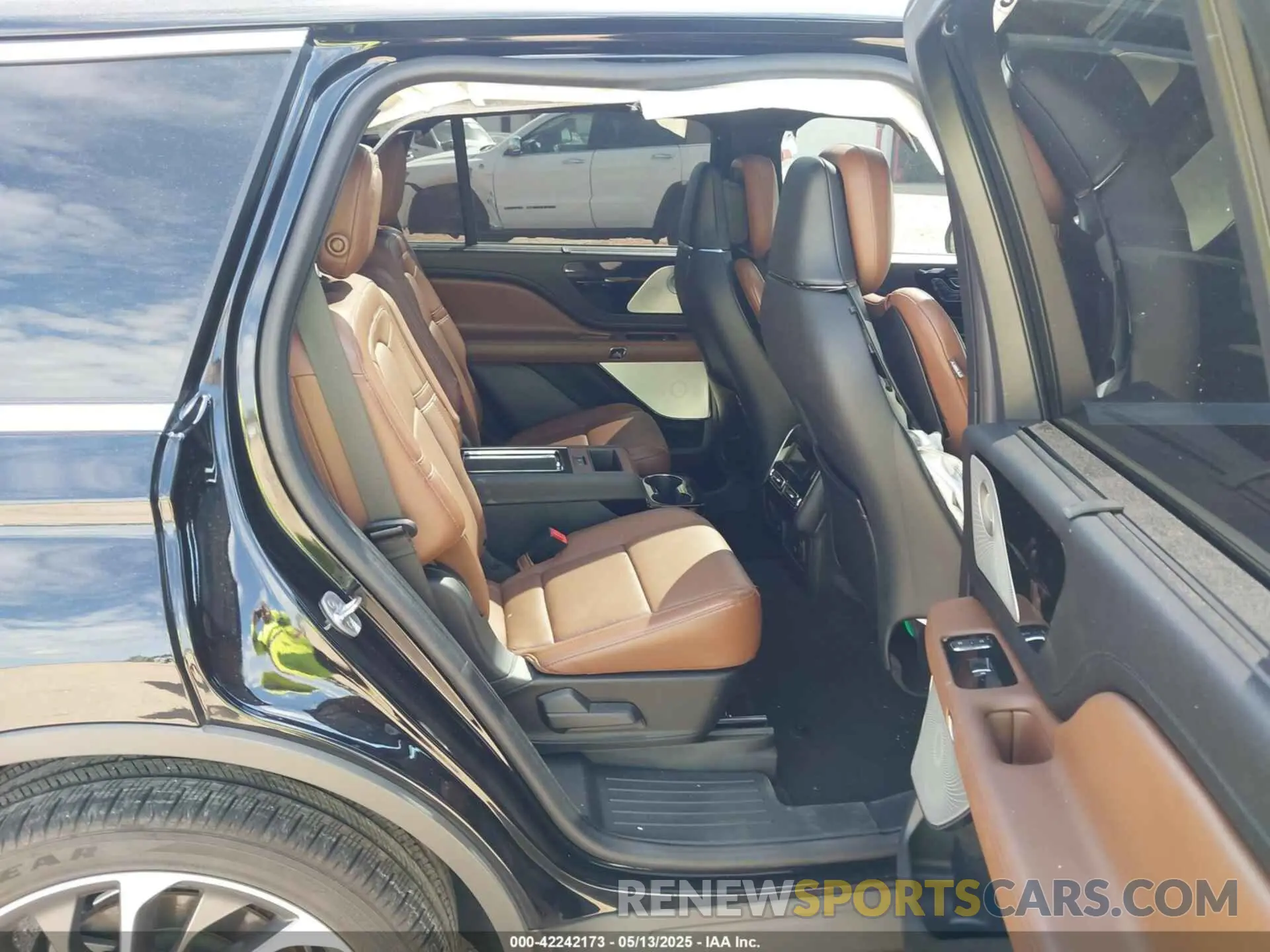 8 Photograph of a damaged car 5LM5J7XC7LGL37068 LINCOLN AVIATOR 2020