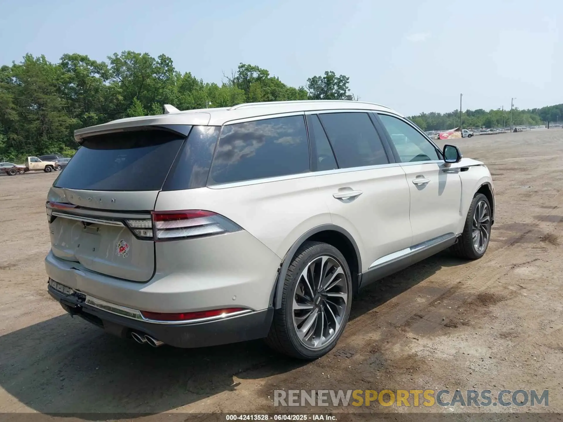 4 Photograph of a damaged car 5LM5J7XC8LGL00255 LINCOLN AVIATOR 2020