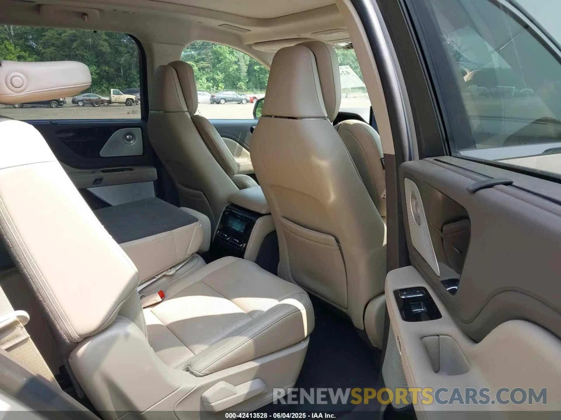 8 Photograph of a damaged car 5LM5J7XC8LGL00255 LINCOLN AVIATOR 2020
