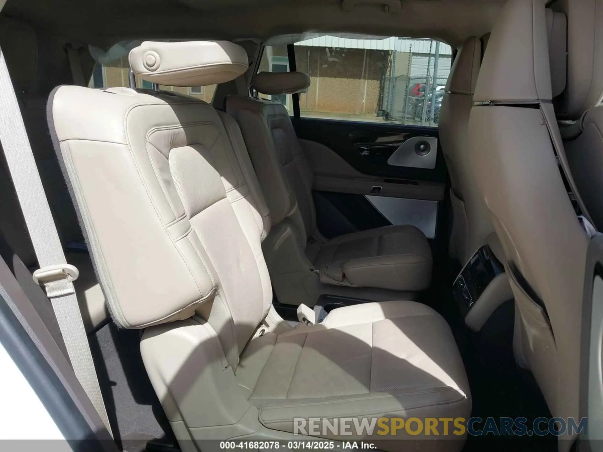 8 Photograph of a damaged car 5LM5J7XC8LGL11059 LINCOLN AVIATOR 2020