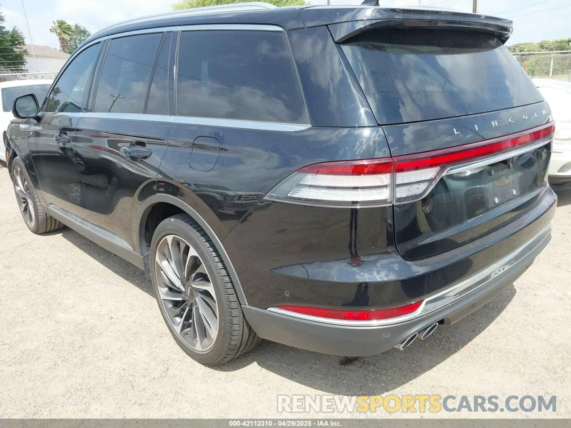 3 Photograph of a damaged car 5LM5J7XC9LGL24872 LINCOLN AVIATOR 2020