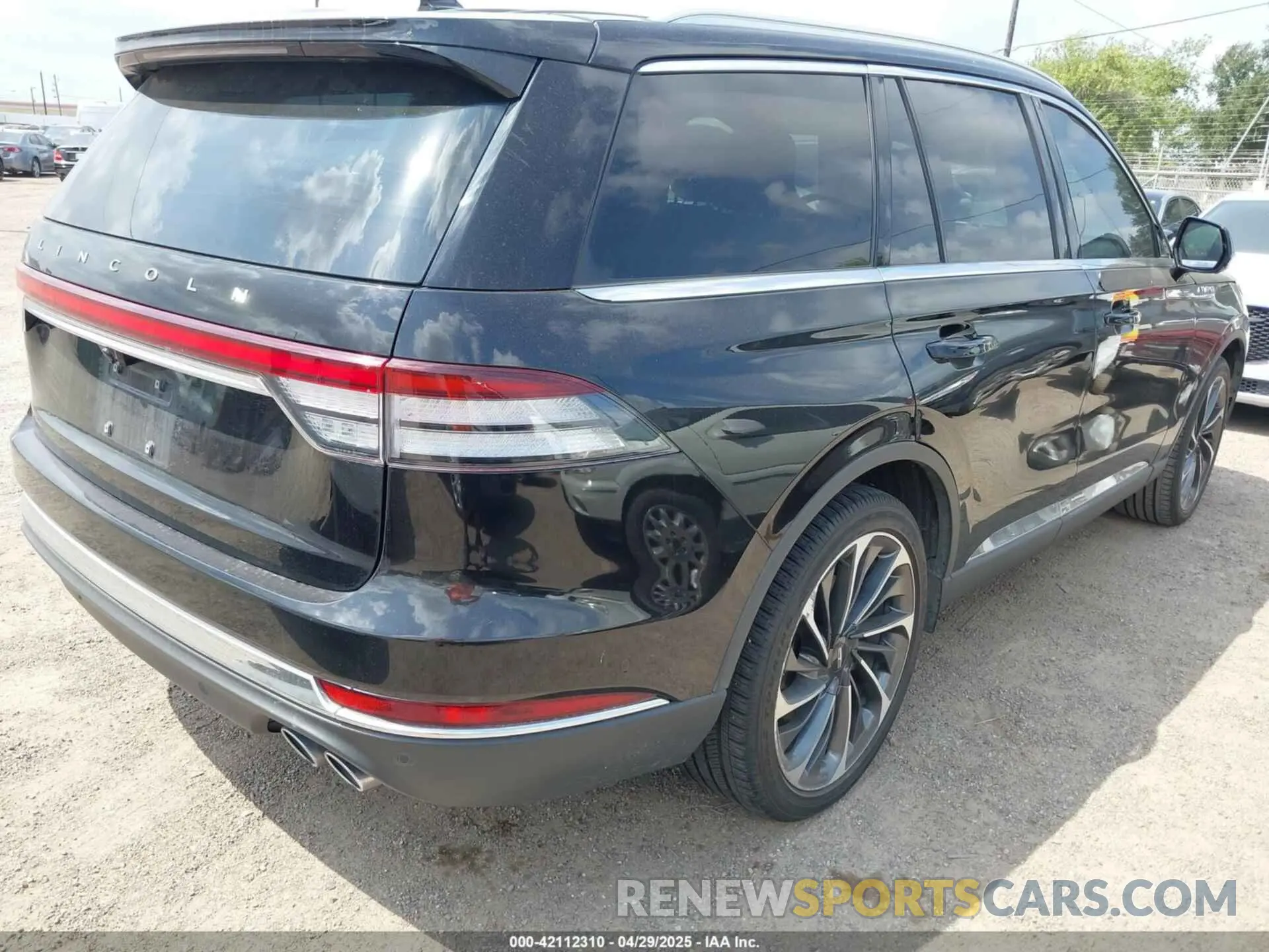 4 Photograph of a damaged car 5LM5J7XC9LGL24872 LINCOLN AVIATOR 2020